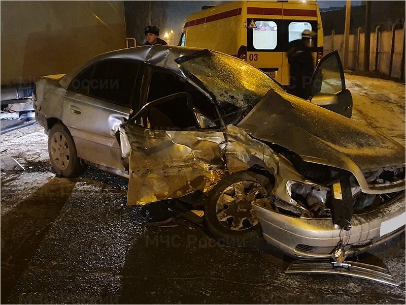 В Брянске Opel врезался в грузовую «ГАЗель». Есть, как минимум, один пострадавший