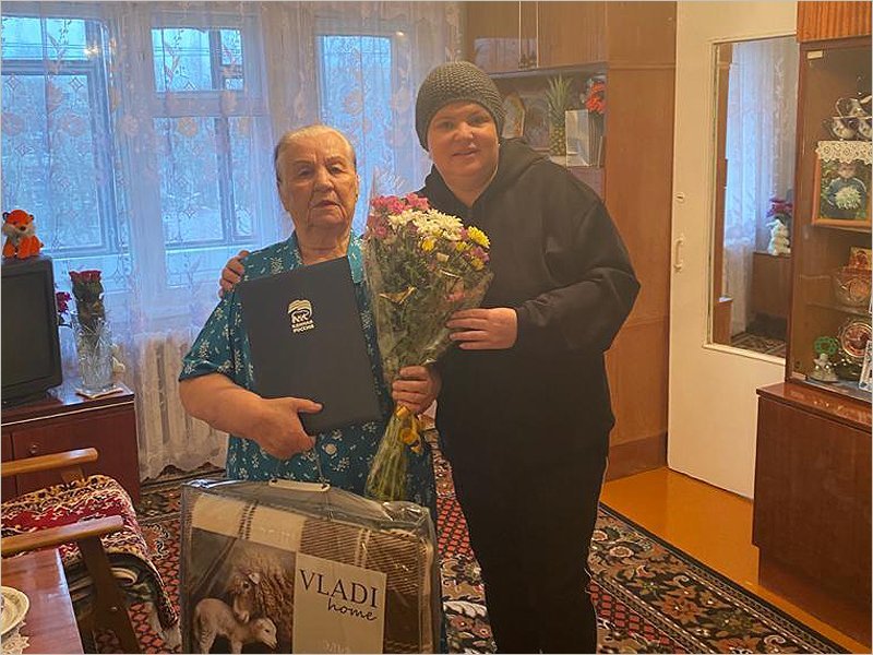 В Брянске  поздравления с юбилеем получила старейший член партии «Единая Россия»