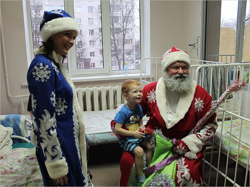 «Новогоднее чудо» в Брянске: Дед Мороз навестил детей прямо в больничных палатах