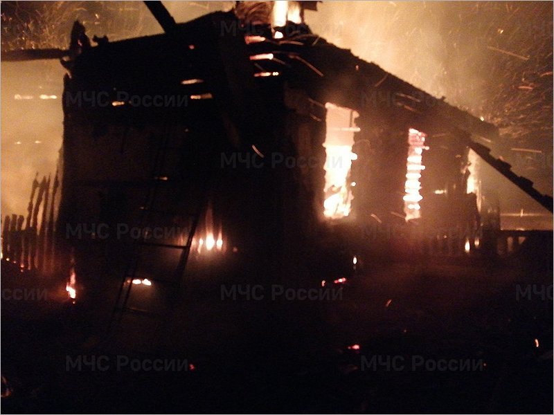 Дятьковские пожарные больше часа пытались потушить горящий частный дом