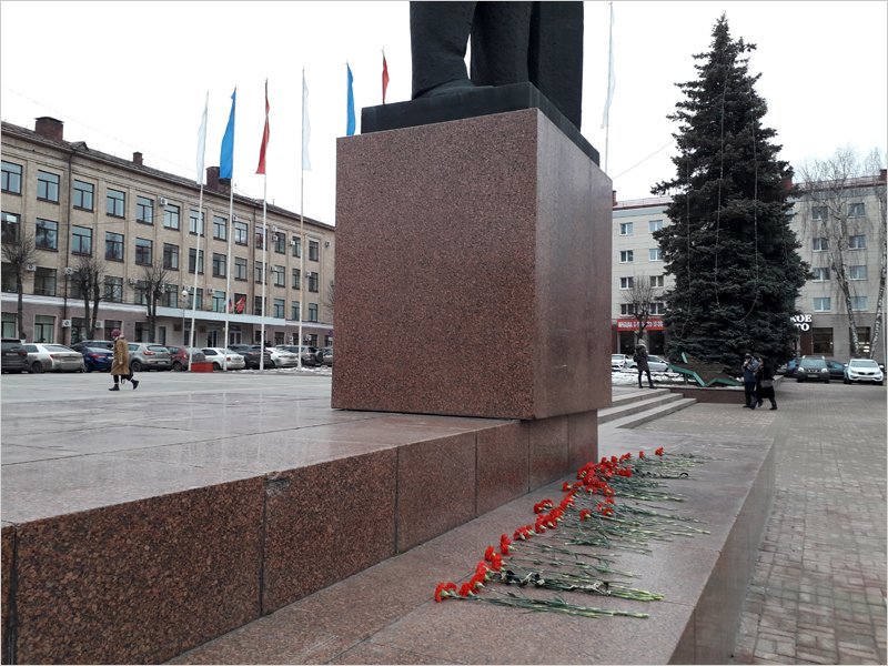 Брянская полиция попыталась помешать возложению цветов к памятнику Ленину 21 января