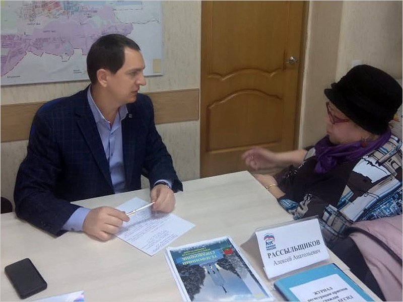 Жители микрорайона «Автозаводец» попросили депутата Алексея Рассыльщикова помочь со сквером
