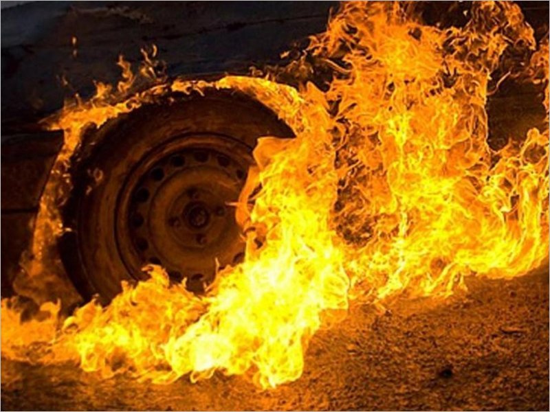 В посёлке под Брянском ночью сгорел легковой автомобиль