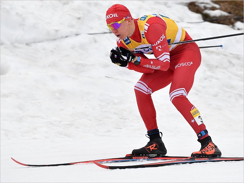 Александр Большунов упал и не смог выиграть спринт на «Ски Туре»