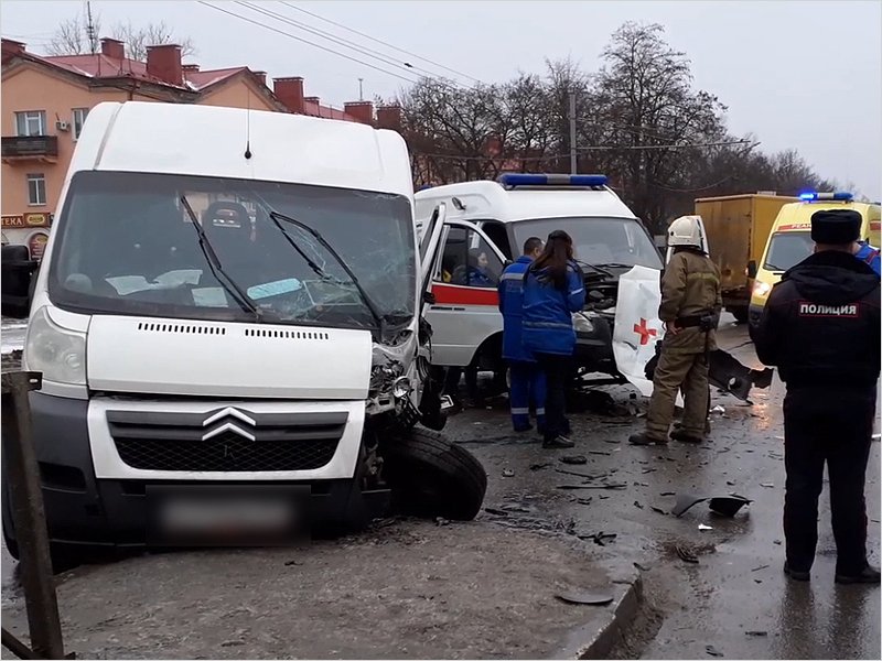 В ДТП с маршруткой и «скорой» в Брянске пострадали шесть человек