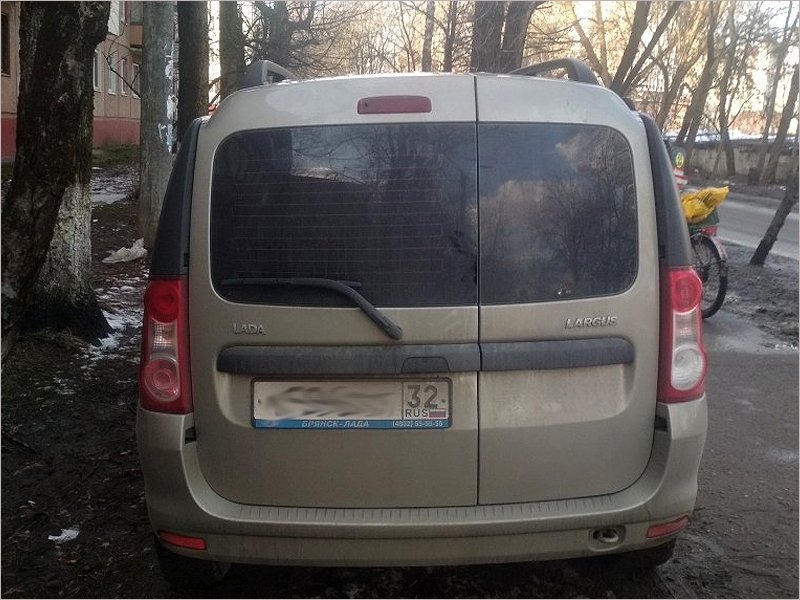 В Брянске водитель Lada Largus тяжело травмировал женщину на тротуаре