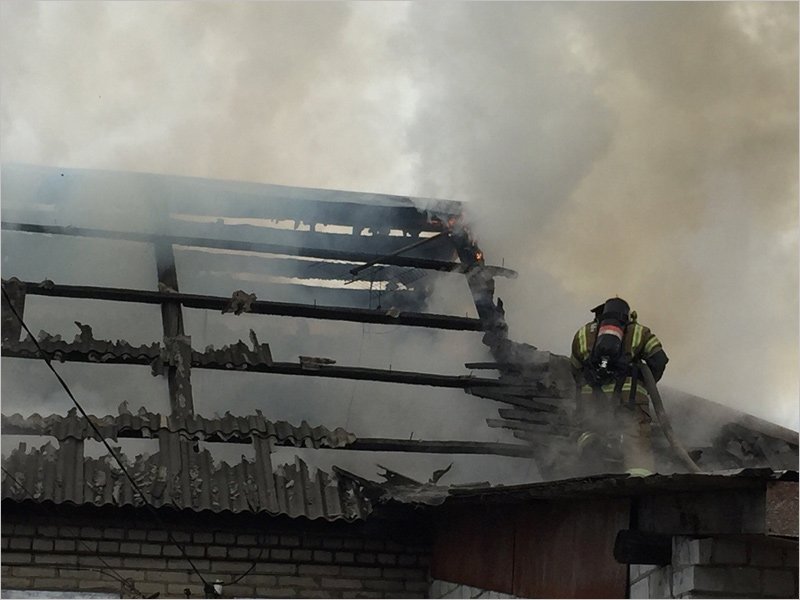 В Брянске сгорел частный деревянный дом. Жертв нет