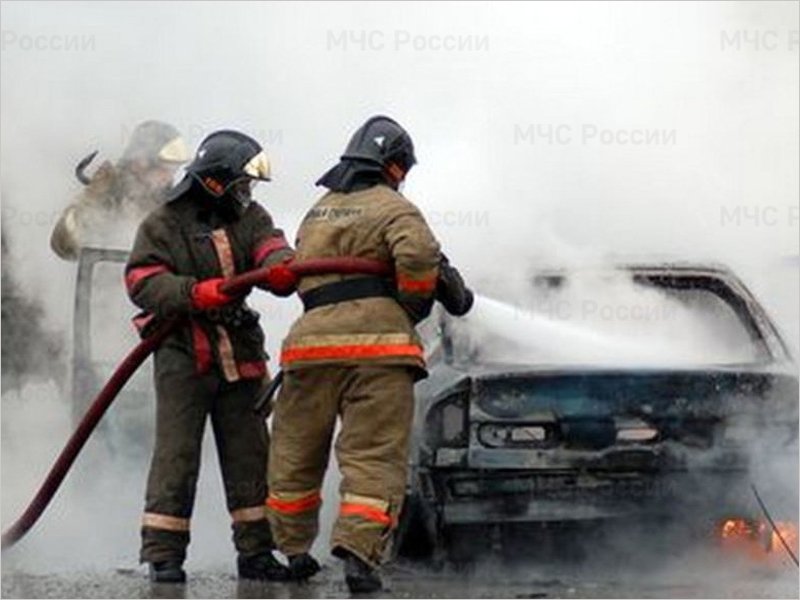 В Брянске пожарных вызывали на тушение автомобиля