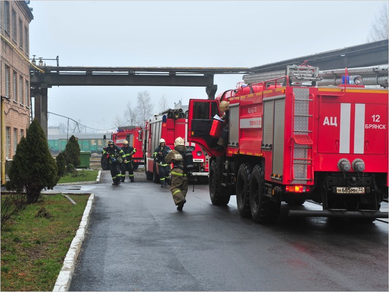 Брянские пожарные успешно потушили условно горевший стальзавод
