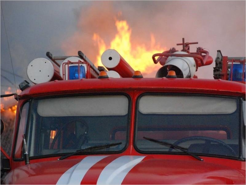 В карачевской деревне сгорели дом и автомобиль, получила ожоги хозяйка дома