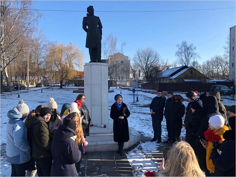 В День памяти Пушкина брянские школьники читали стихи у памятника поэту