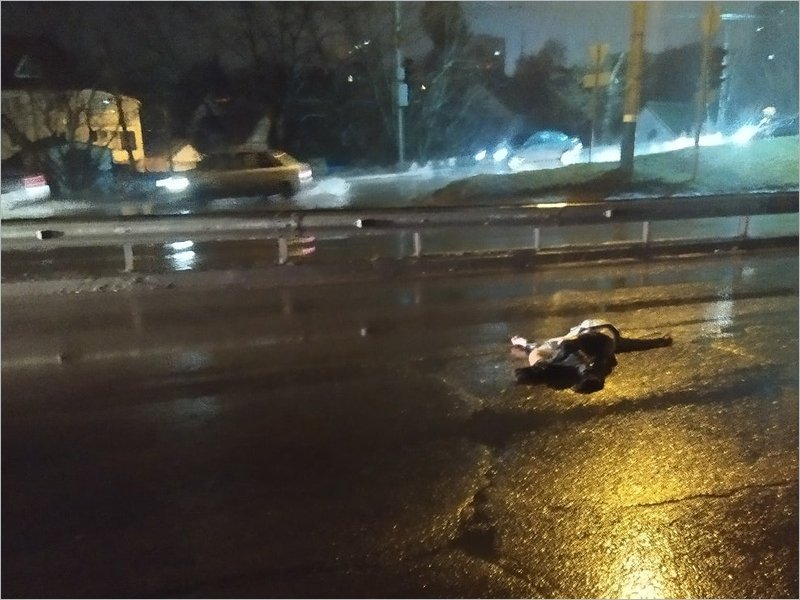 Ночью в Брянске пешеход попал под колёса легковушки