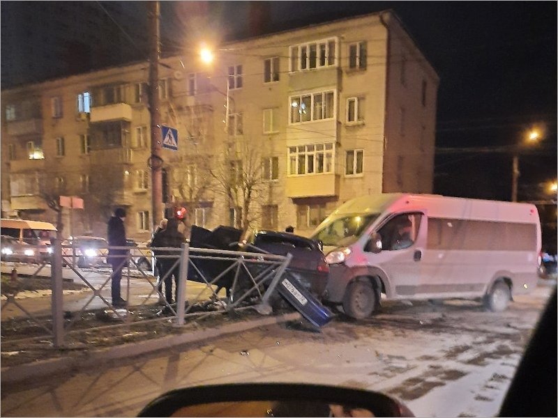 Брянская полиция ищет свидетелей ночного ДТП на перекрёстке Красноармейской и Урицкого