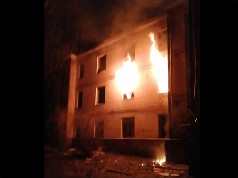 Брянские пожарные потушили масштабное возгорание в старом доме на Мало-Завальской