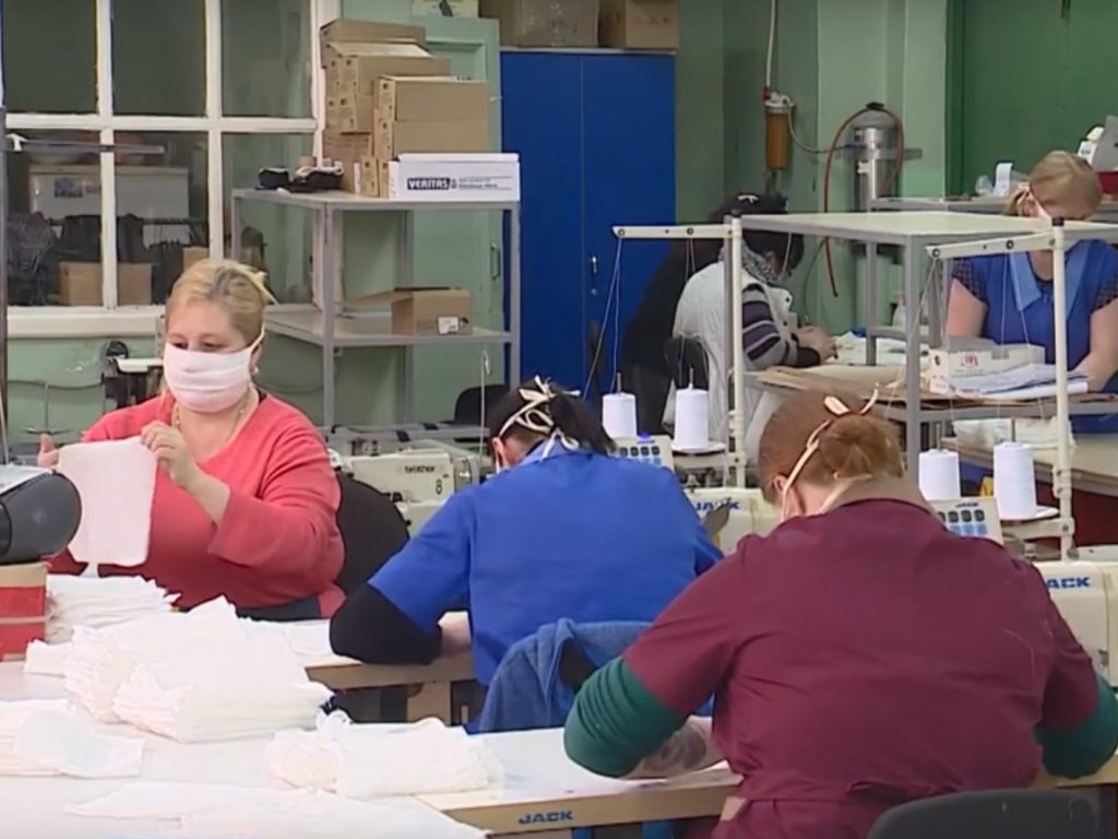 Брянские швейные предприятия перепрофилировали на выпуск многоразовых масок