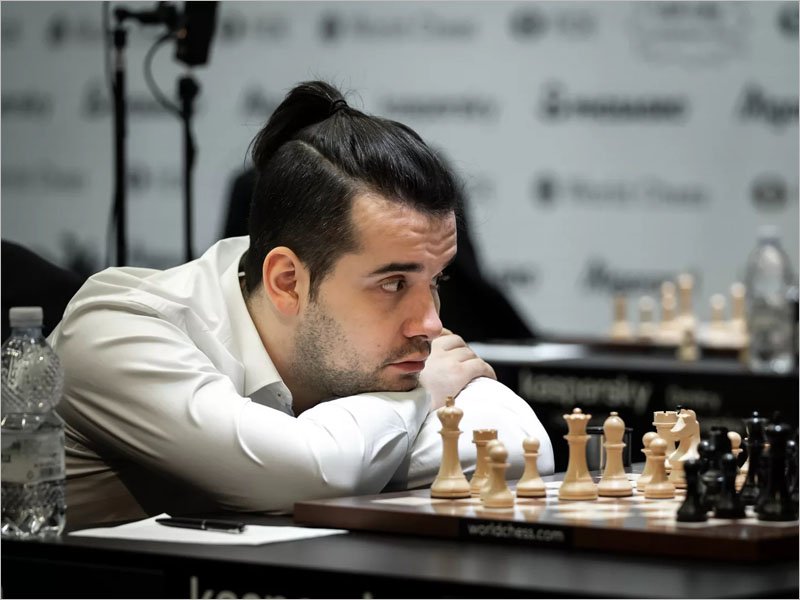 Ян Непомнящий одержал первую победу на шахматном онлайн-супертурнире