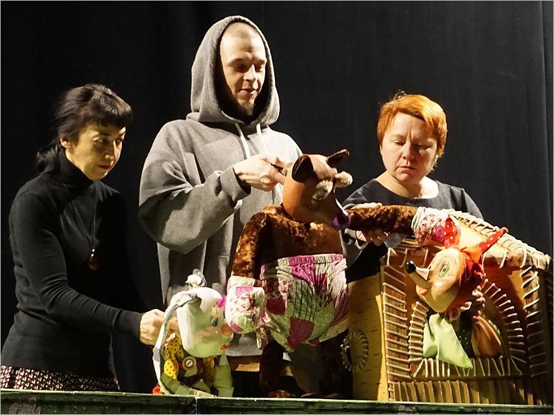 Брянский театр кукол отмечает профессиональный праздник на карантине и за работой