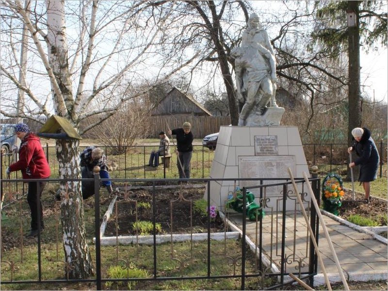 Редакция суземской газеты «Рассвет» привела в порядок территорию вокруг мемориала расстрелянным мирным жителям