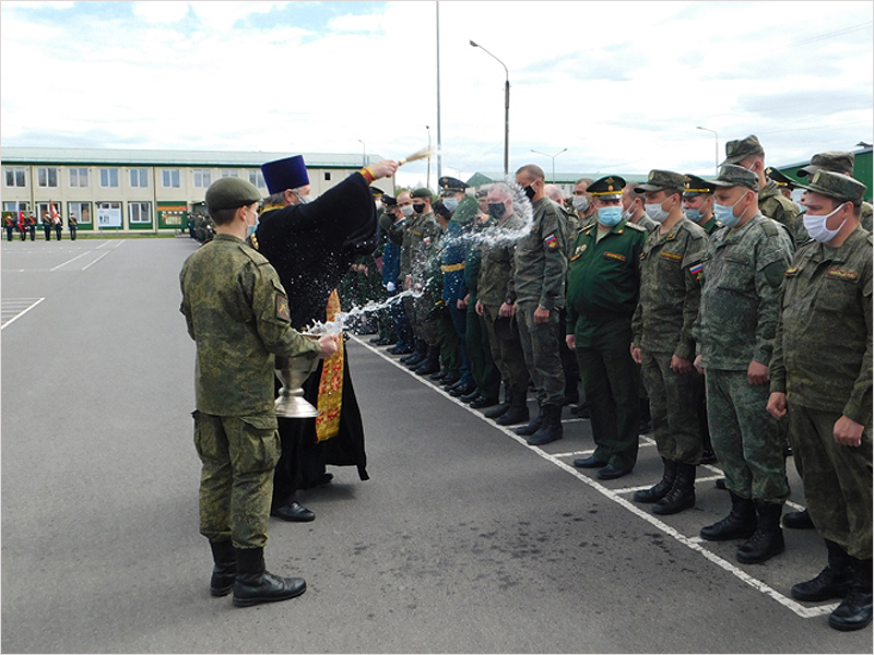 Город Клинцы отметил День Победы настоящим военным парадом