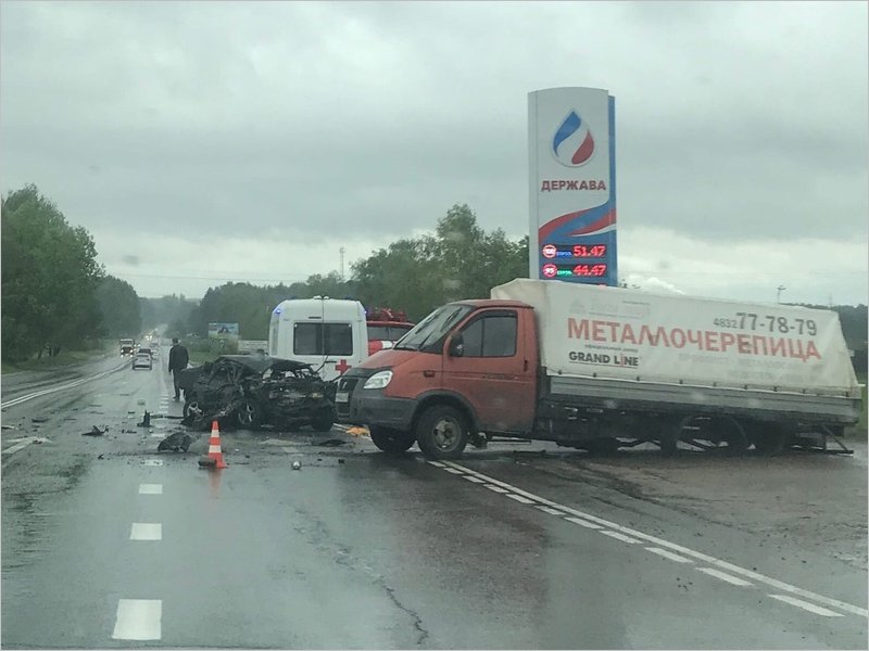 Авария на подъезде к Брянску: два автомобиля превратились в груду железа, жертв пока нет