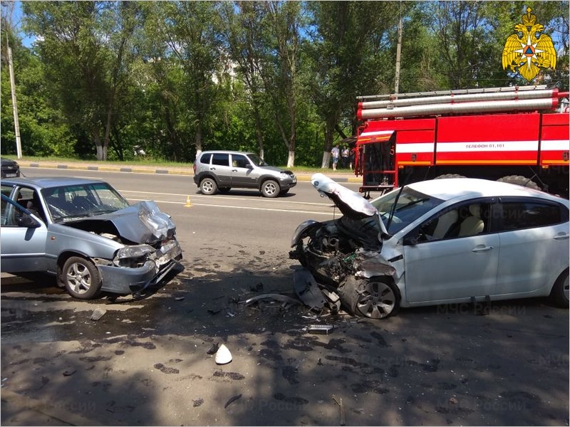 У путепровода на Новостройке сошлись в лобовом столкновении три легковых машины. Все водители оказались в больнице