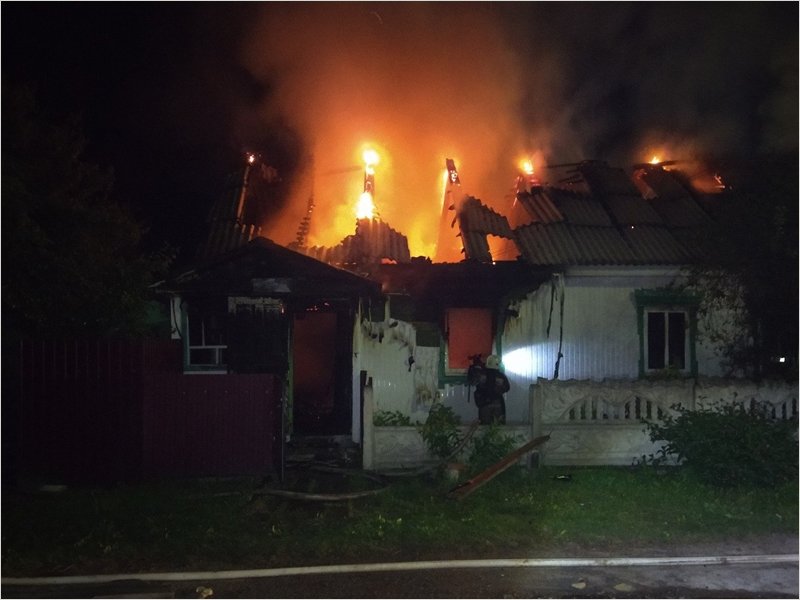 В сгоревшем в полночь доме в Дятьково погиб человек