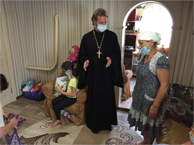 Карачевский протоиерей пришёл с подарками в семью, где детей воспитывает бабушка