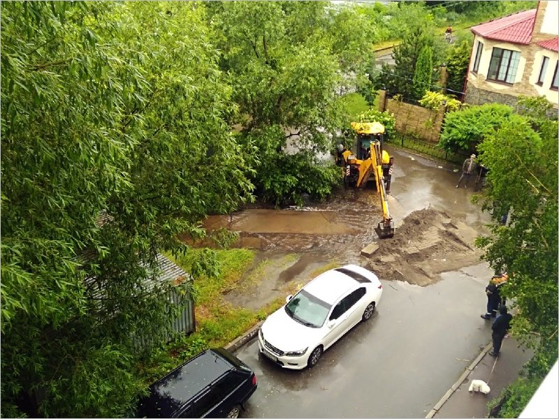 Улица Краснофлотская в Брянске превратилась в реку. Сотрудники МЧС отсыпали дамбу