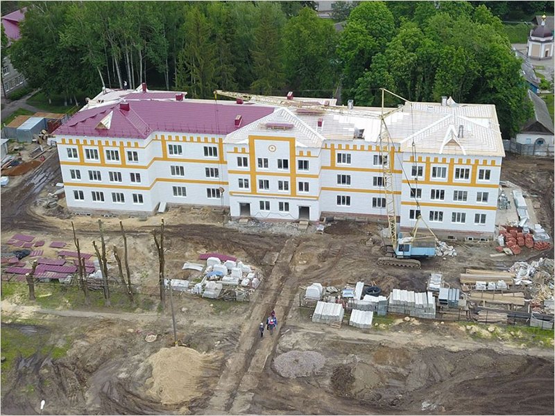 Строители обещают сдать поликлинику и ледовый дворец в Стародубе к концу лета