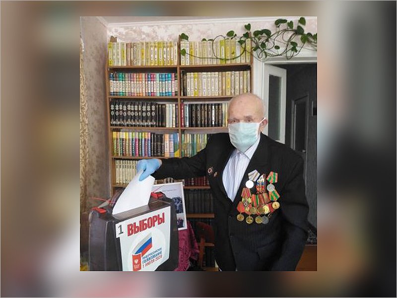 Старейший житель Трубчевска проголосовал  по поправкам к Конституции на дому