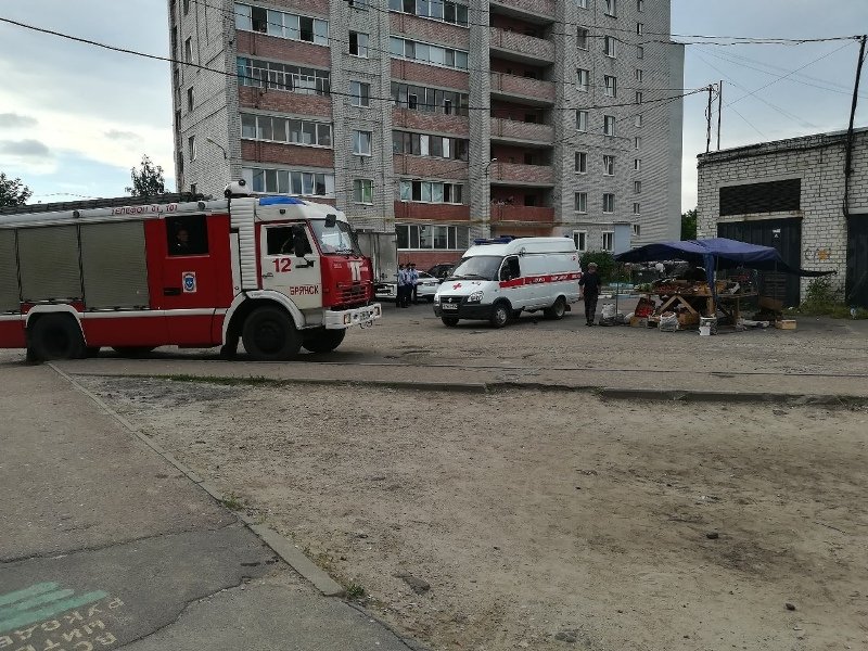 В Брянске мужчина попытался сжечь уличную торговую палатку и продавца
