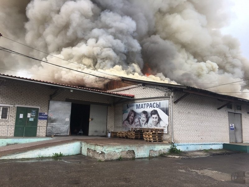 В Брянске горит мебельный склад, площадь пожара больше 600 квадратных метров