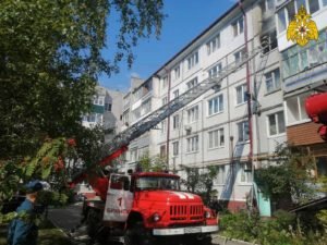 При пожаре в брянской многоэтажке спасли одного и эвакуировали троих человек