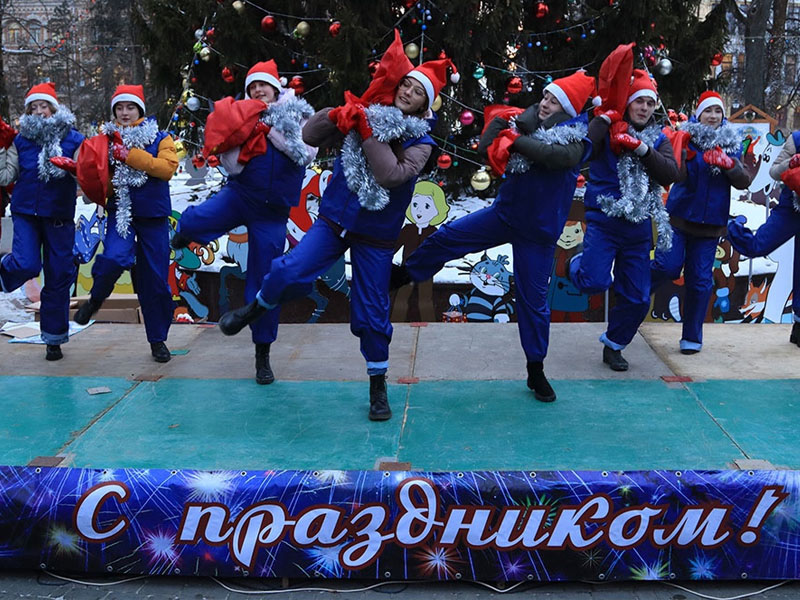 В Брянске торжественно открылась главная ёлка. Второй год подряд без парада дедов Морозов