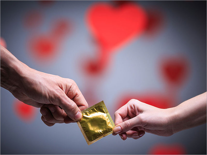 Как правильно удовлетворить повышенный спрос: Роскачество опробовало лучшие отечественные презервативы