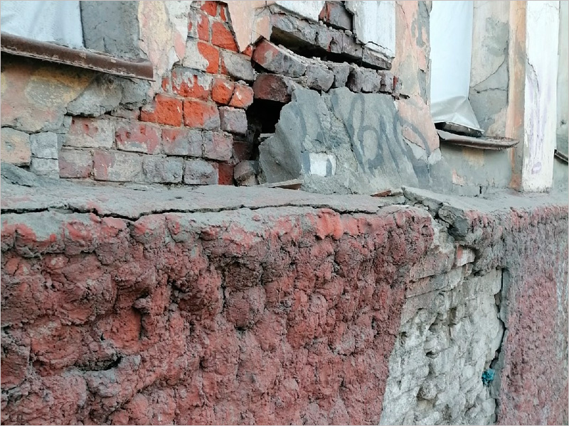 Видимо, это карма: разваливающееся историческое здание прогимназии в Брянске  угрожает прохожим