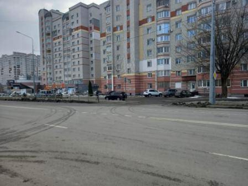 Опасная работа: в Брянске под колёса авто попал 17-летний курьер «Яндекс.Еды»