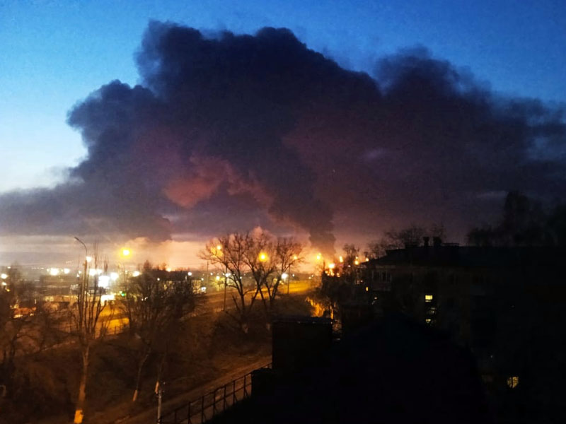 В Брянске после серии взрывов начался пожар на нефтебазе «Дружба»