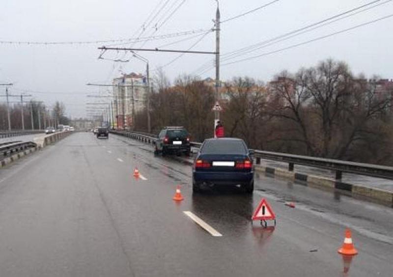 В ДТП на Первомайском мосту в Брянске автомобиль сбил своего же водителя