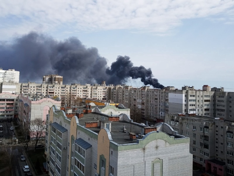 Пожары на топливохранилищах в Брянске: в городе эвакуируют детсады и школы, въезд в Брянск со стороны Орла закрыт