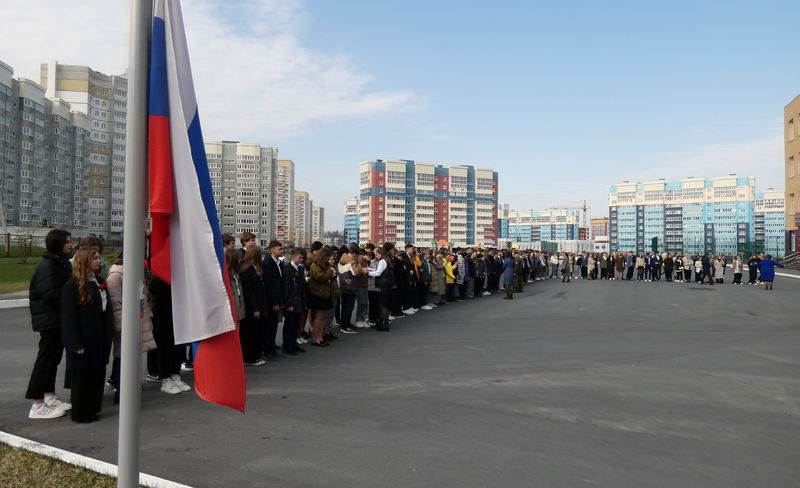 Брянская школа №71 первой в области начала новую учебную неделю с церемонии подъёма флага
