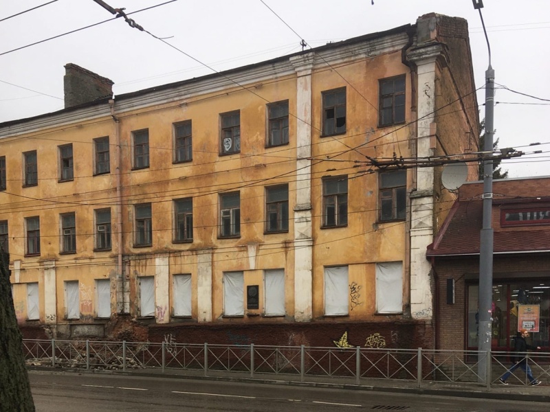Стена разваливающегося исторического здания прогимназии в центре Брянска обрушилась на тротуар