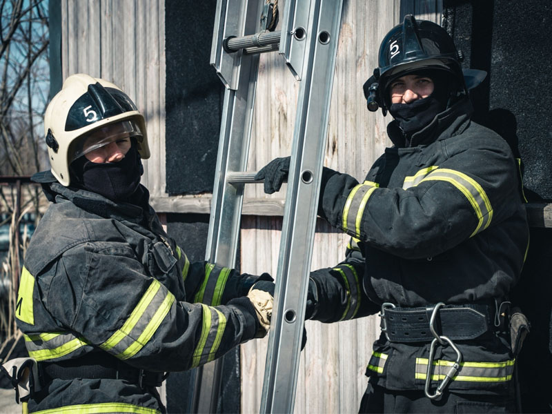 Брянские спасатели отмечают День пожарной лестницы