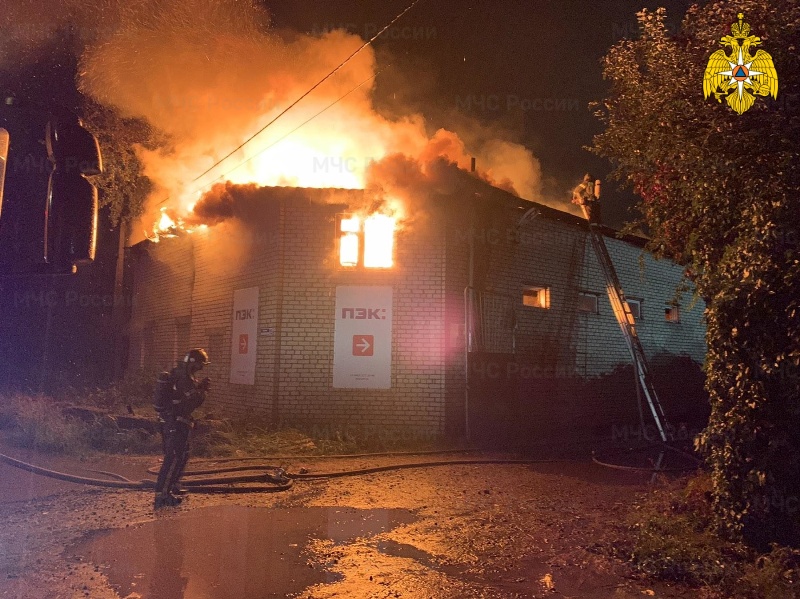 В пригороде Брянска сгорело здание с вывеской транспортной компании «ПЭК»