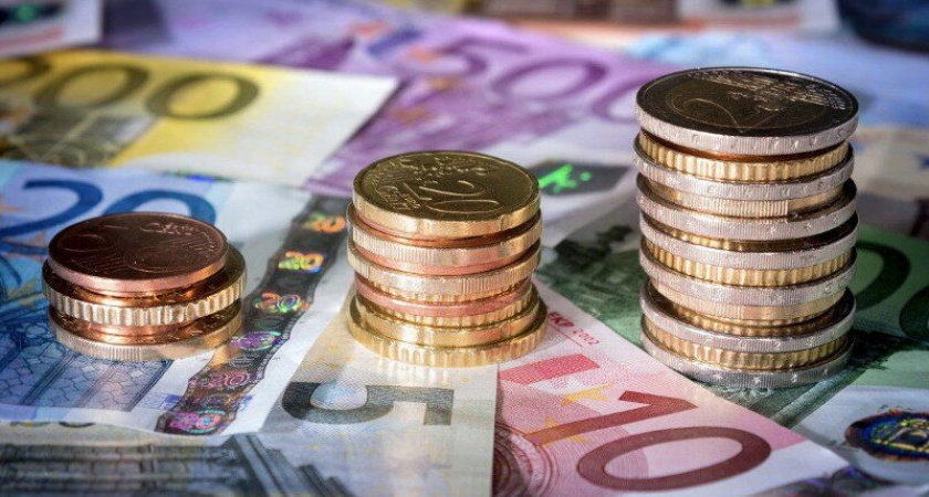Курс евро впервые превысил 90 рублей с 2016 года