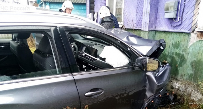 ДТП в Навле: легковое авто врезалось в жилой дом