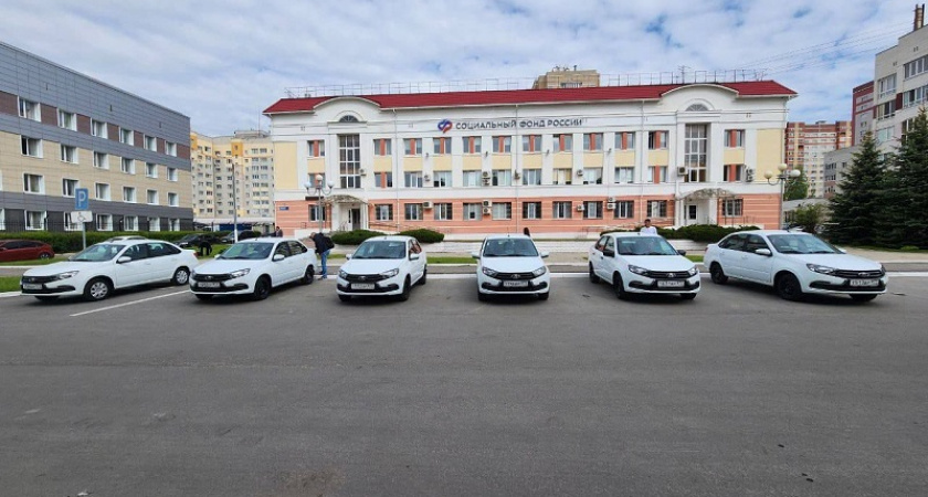 Шестеро жителей Брянской области получили Lada Granta от Социального фонда России