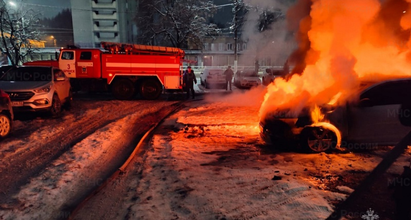 Пожар в Брянске: на Московском проспекте сгорела легковая машина