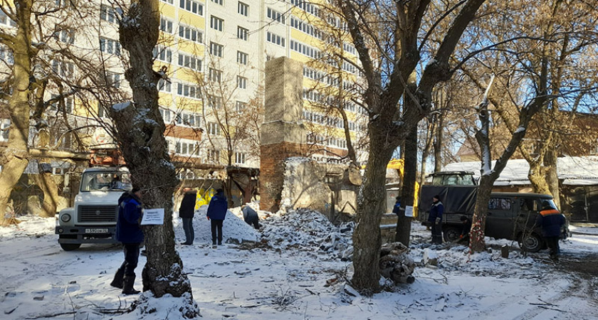 В Брянске сносят опасную «заброшку» на улице Молодой Гвардии