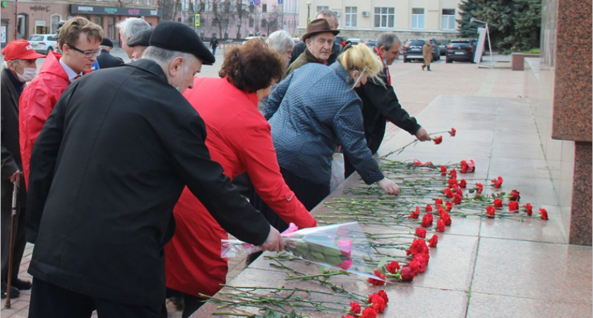 Брянские коммунисты возложили красные гвоздики к памятнику Ленину в день рождения вождя